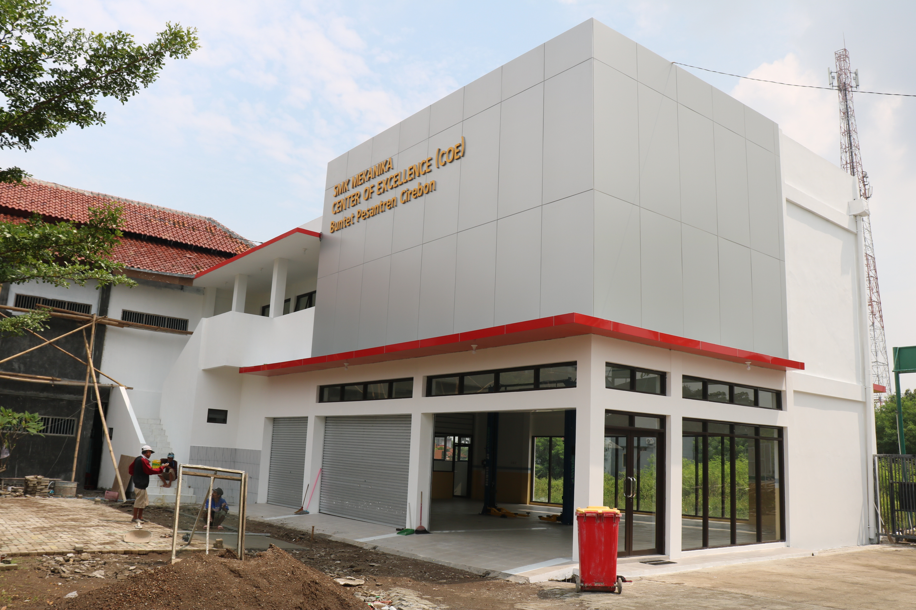 Gedung Praktik TKRO (SMK CoE) yang sudah selesai